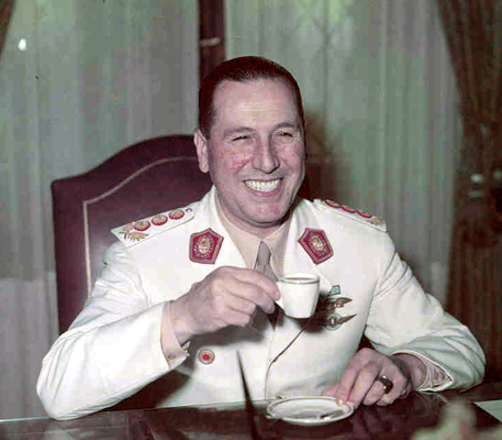 Perón tomando um café.